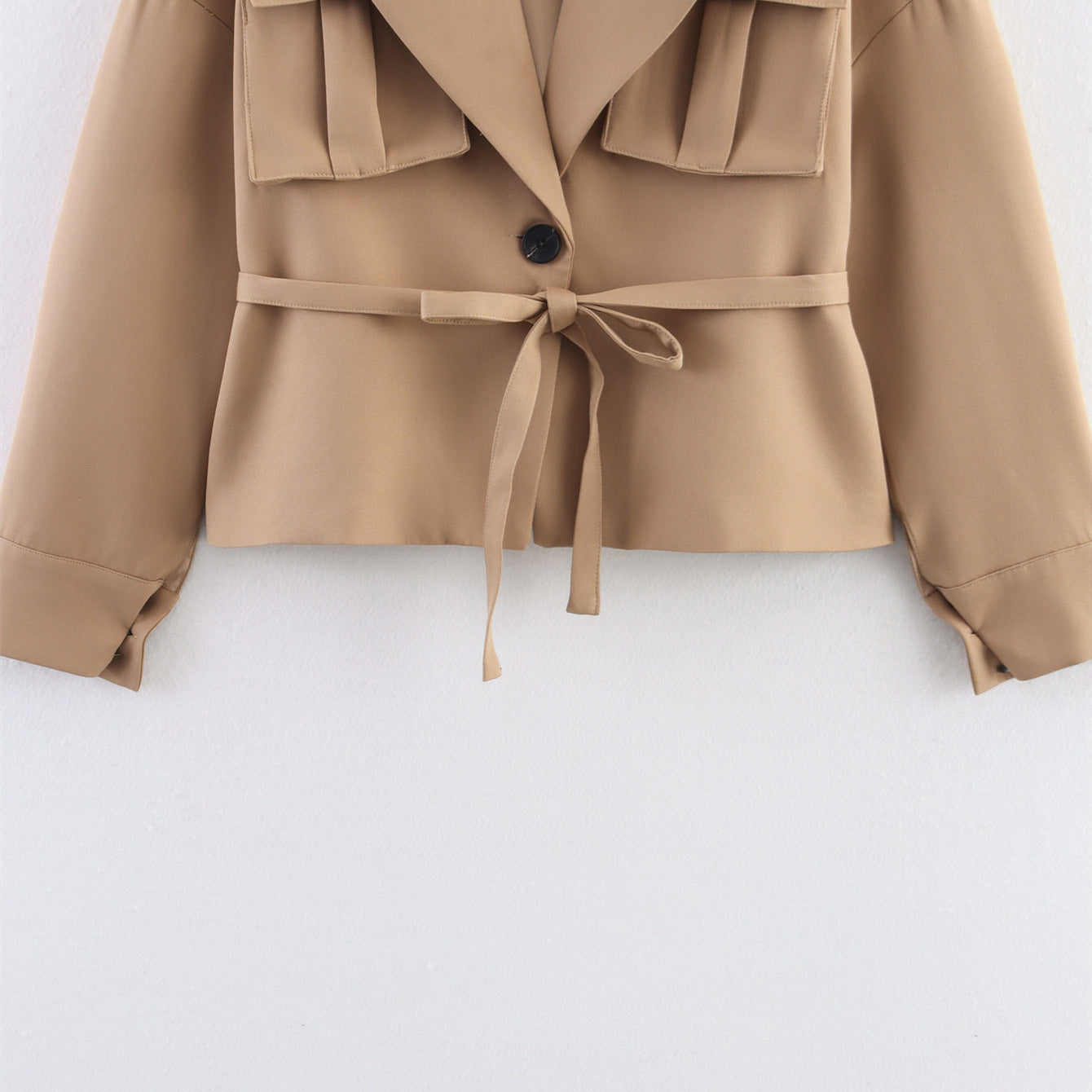 Elegant jacket with three-dimensional pocket belt decoration